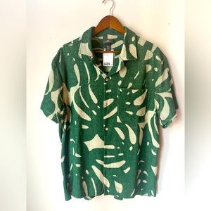 NWOT Men’s H&M Green/White Hawaiian Print Button Down, Size XL